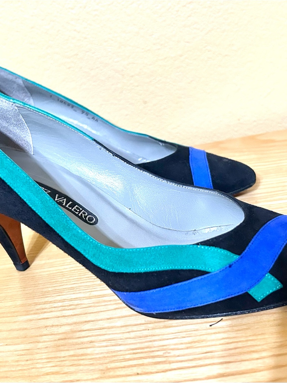 Martinez Valero Suede Heels (Sz 9 1/2 AA) Pointed Toe Pumps/Black/ 80's
